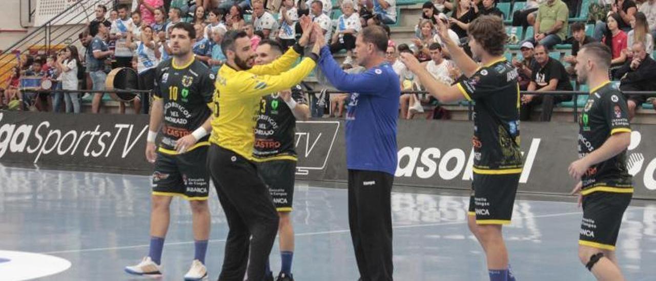 Forns choca las manos con Javi Díaz en la presentación de un partido de esta temporada. |  // SANTOS ÁLVAREZ