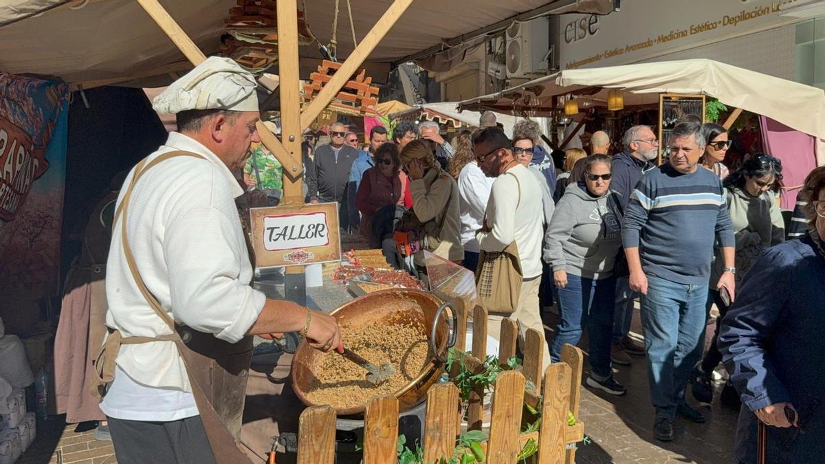 Artesanos y visitantes durante este sábado en el Mercado Medieval de Elche
