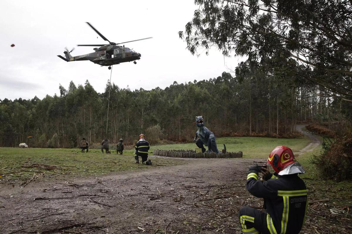 La llegada del helicóptero con uno de los bloques.