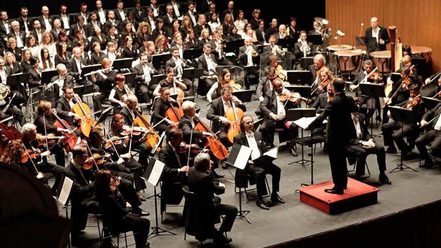 Los integrantes de la OSPA, ayer, durante el concierto en el Jovellanos.