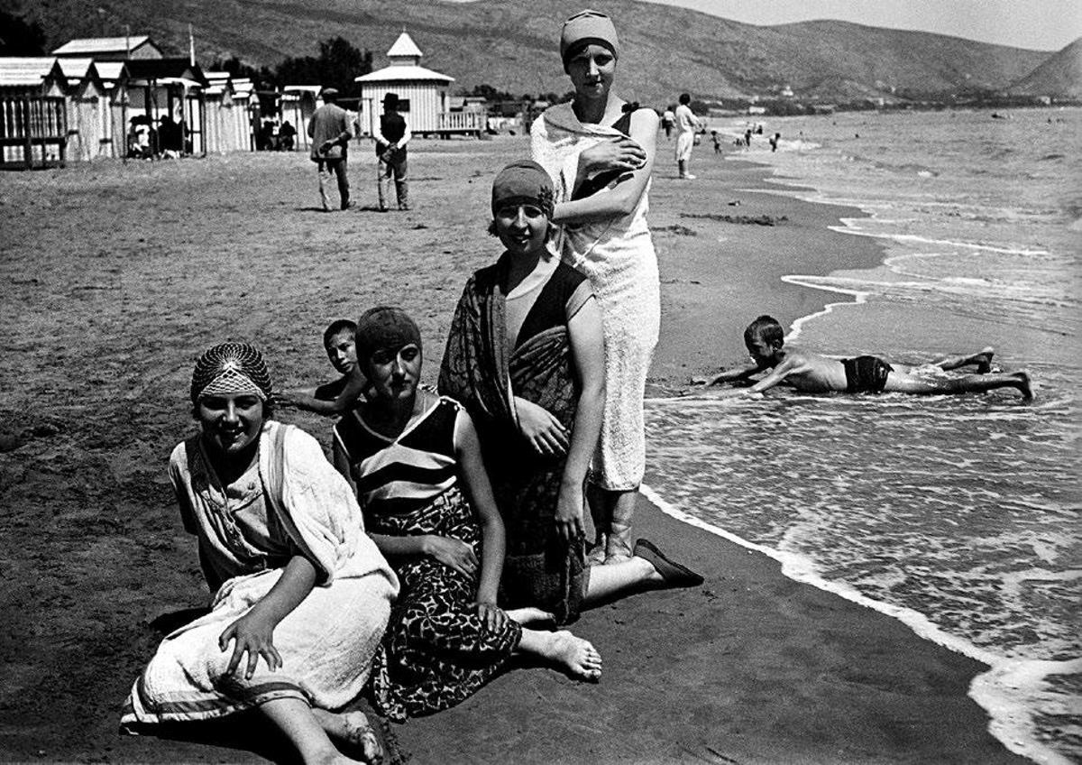 Escena de bañistas en la playa de San Antonio.