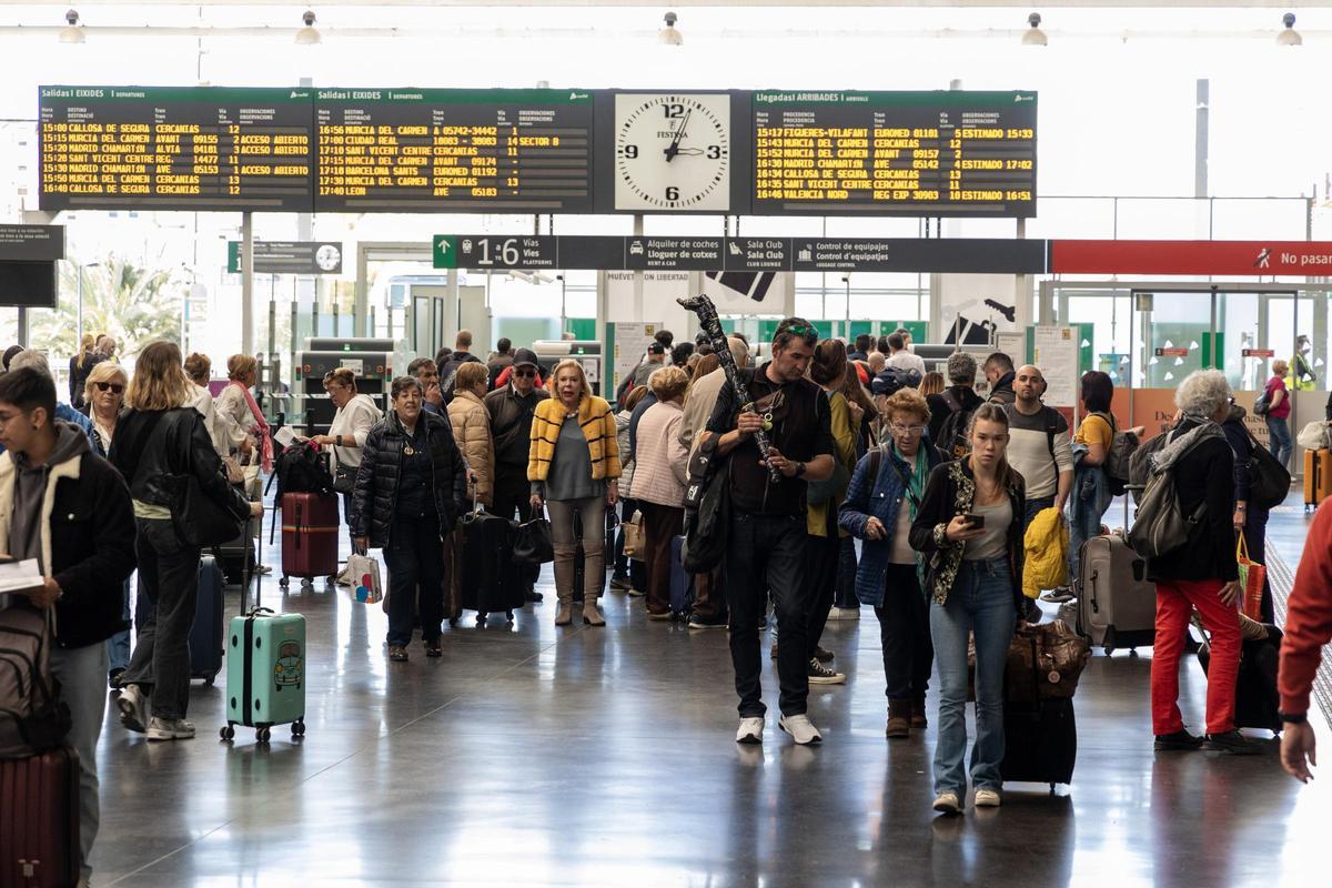 Turistas llegando este miércoles en el AVE a la estación de tren de Alicante.