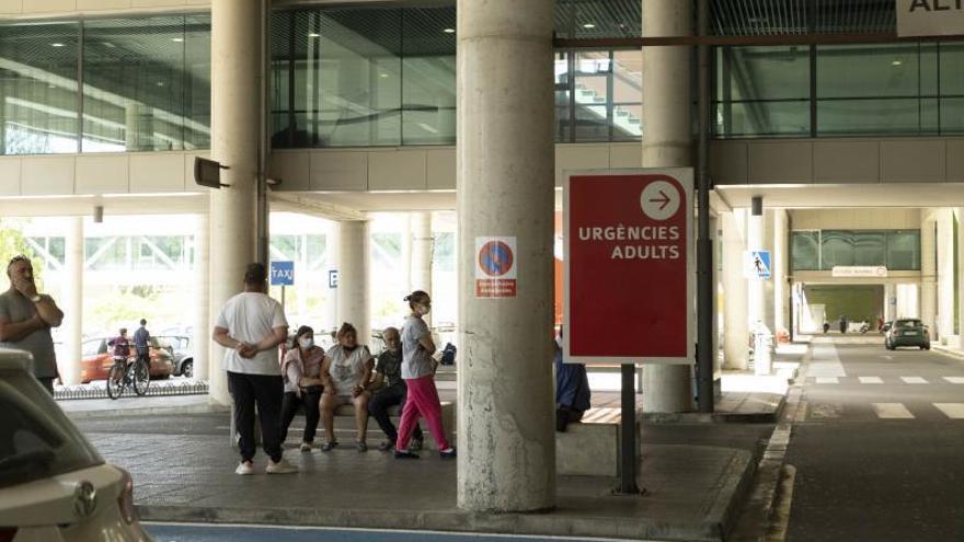 Son Espases admite que tiene a pacientes covid diseminados por todo el hospital