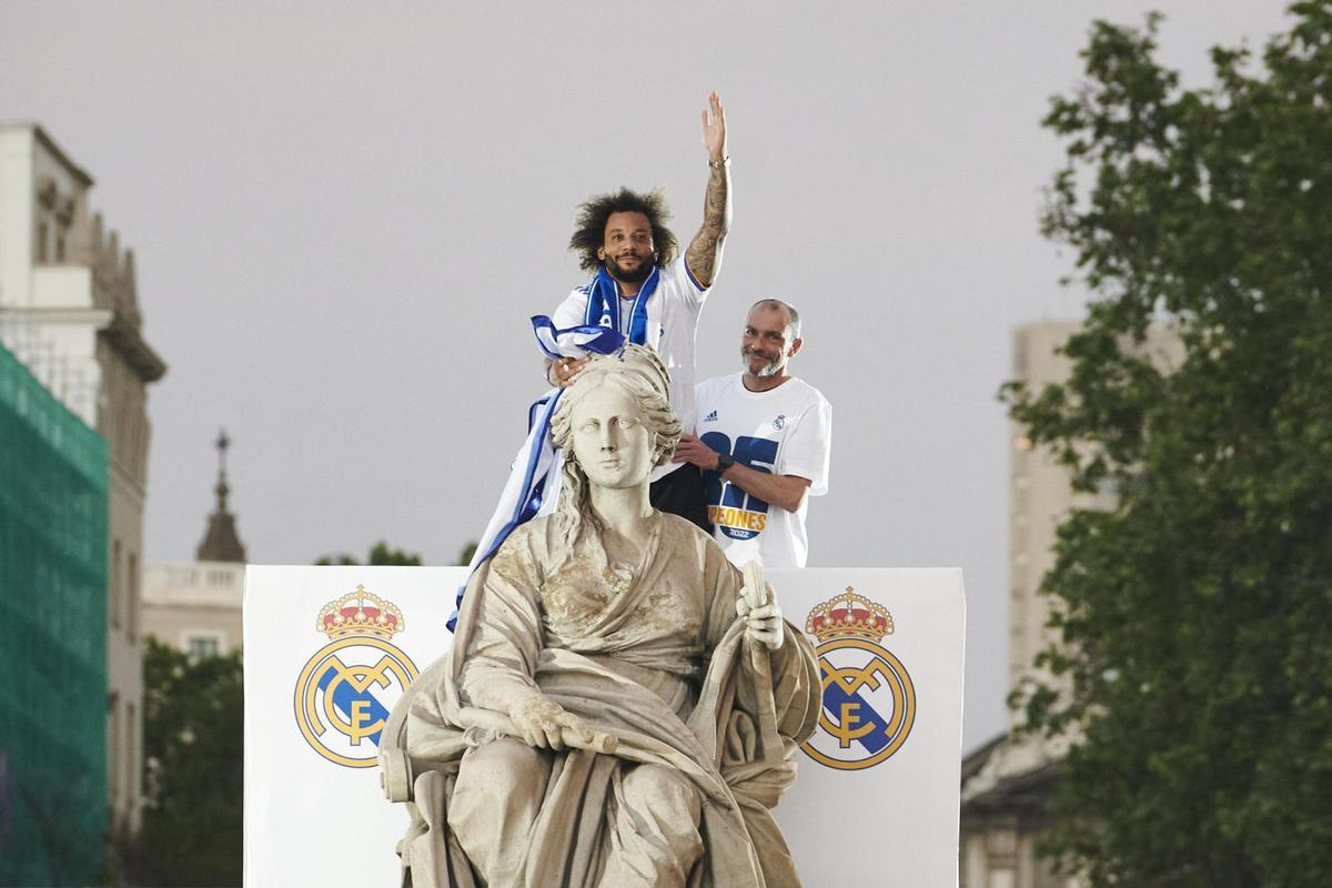 MADRID, 30/04/2022.- El capitán del Real Madrid Marcelo Vieira (i) sobre la diosa Cibeles, en Madrid, para celebrar el campeonato de Liga tras vencer al RCD Espanyol en el partido disputado este sábado en el estadio Santiago Bernabéu. EFE/Luca Piergiovanni