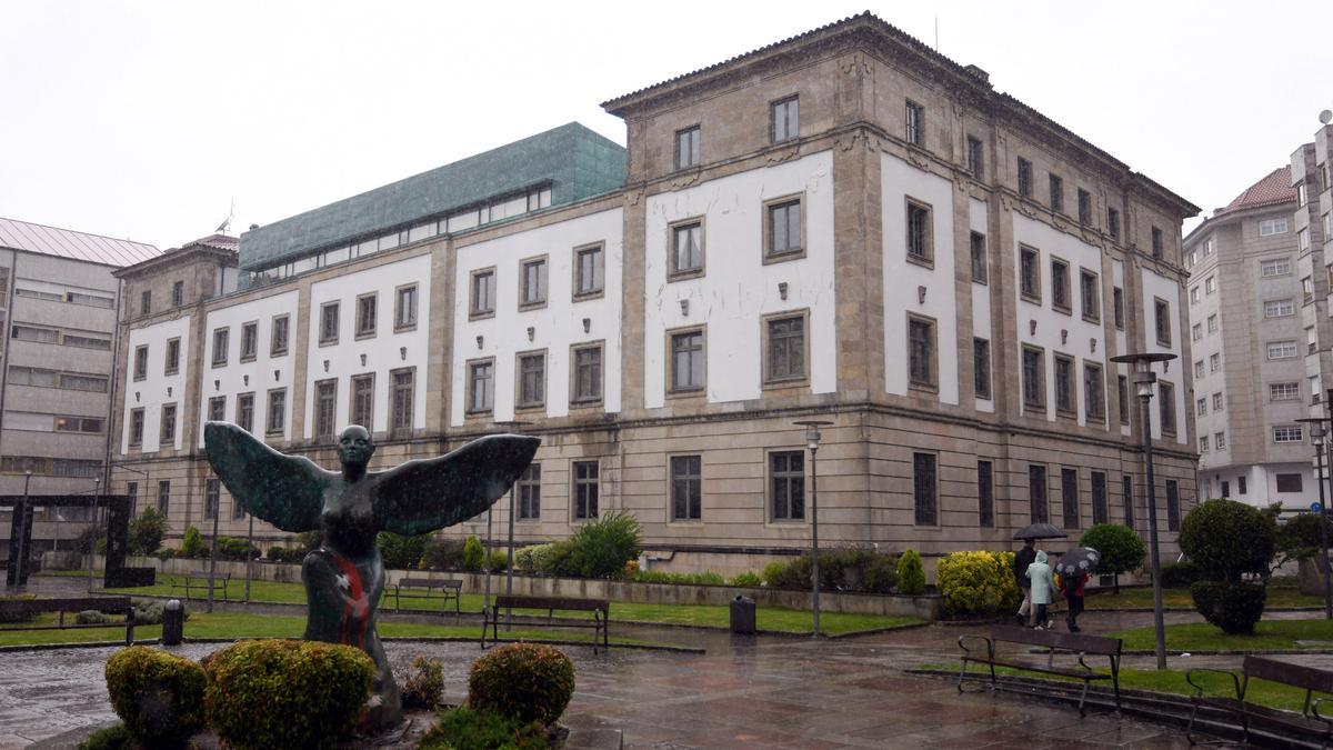 Una vista exterior de la Audiencia de Pontevedra.