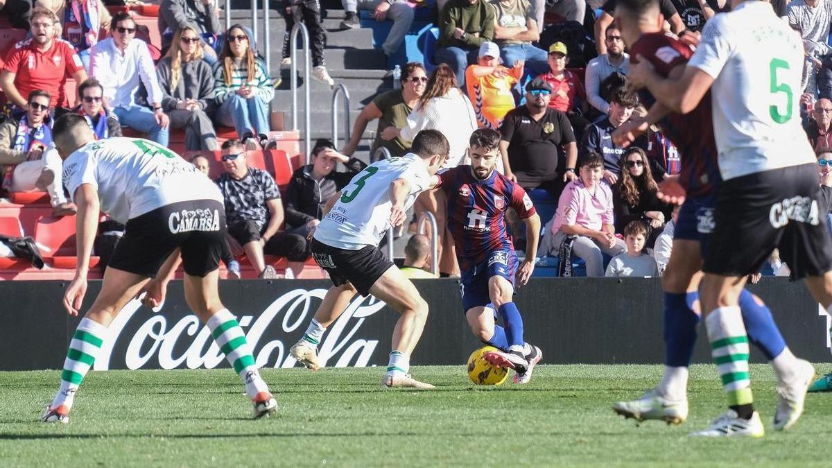 Cris Montes, con la pelota, durante un partido de Liga esta temporada en el Nuevo Pepico Amat de Elda.