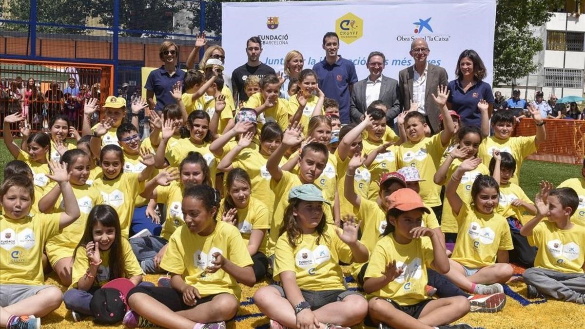 Busquets, en el centro, en la inauguración en Badia de un campo de la Fundación Cruyff.