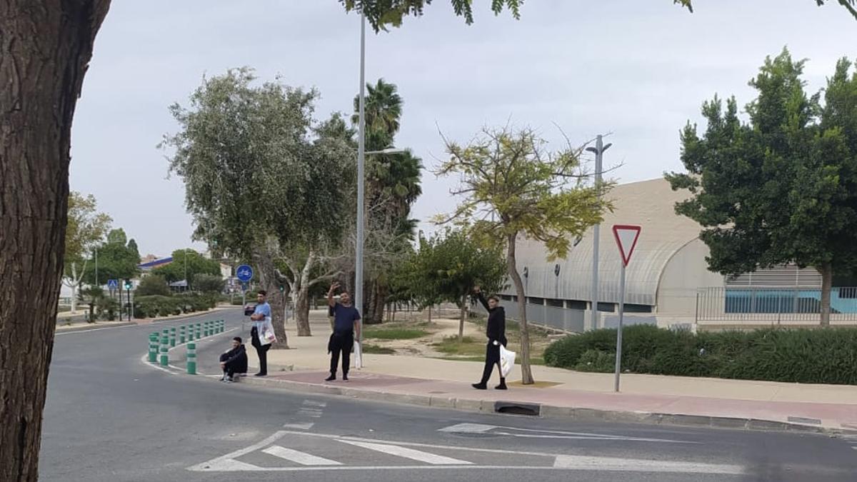 Los inmigrantes llegado en patera a la costa de Cartagena deambulan por las calles.