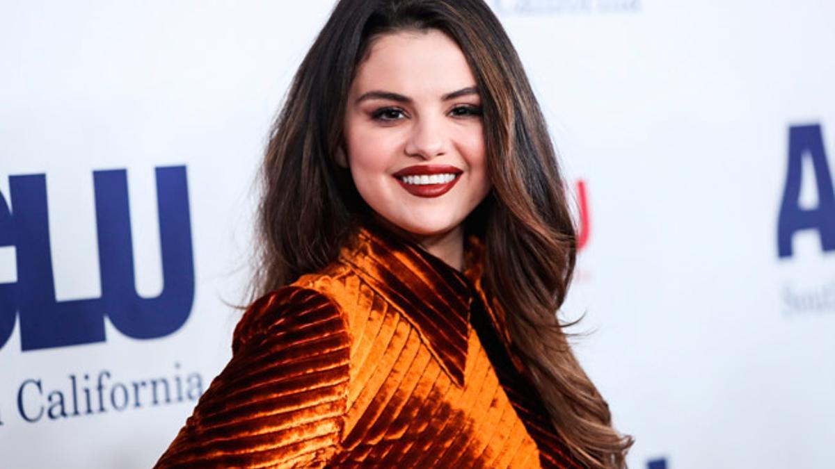 El look de terciopelo naranja de Selena Gomez, ideal para invitadas de otoño