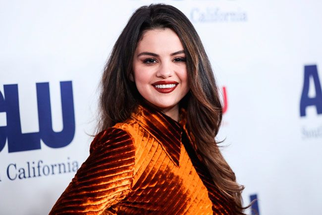 El look de terciopelo naranja de Selena Gomez, ideal para invitadas de otoño