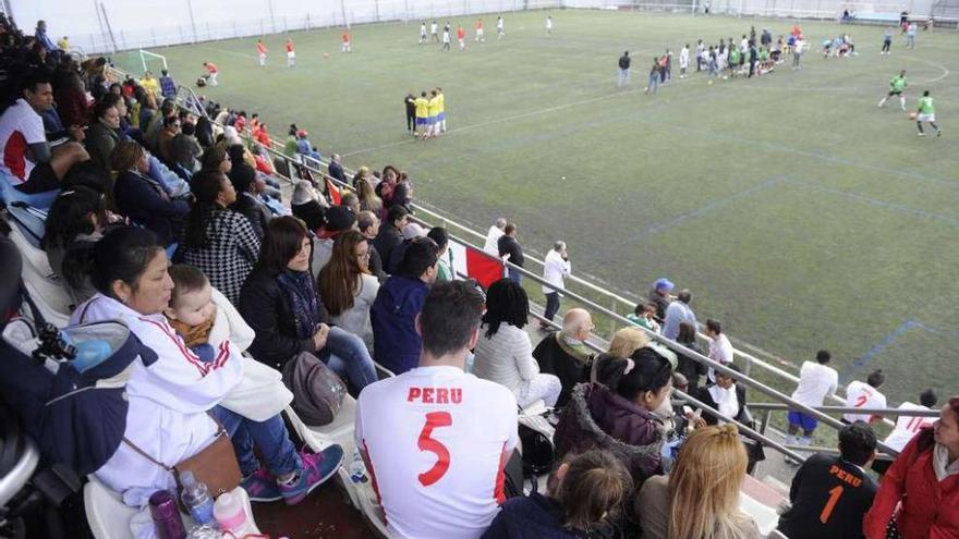 Público durante un partido en el campo de fútbol Arsenio Iglesias, en A Grela.