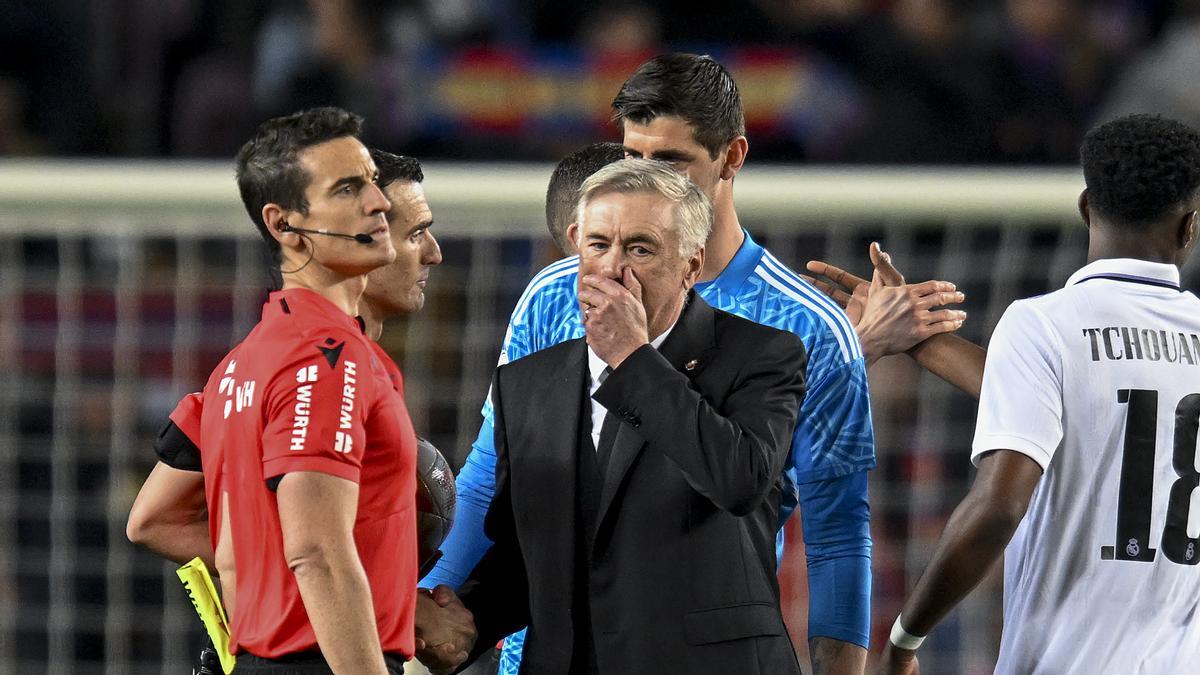 Ancelotti se dirige al árbitro Martínez Munuera al finalizar el partido