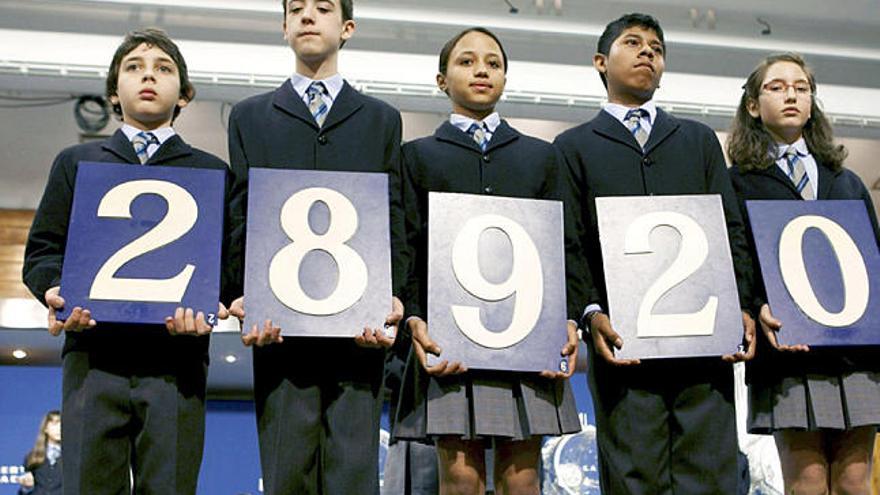 Los niños de San Ildefonso muestran el primer premio de El Niño.