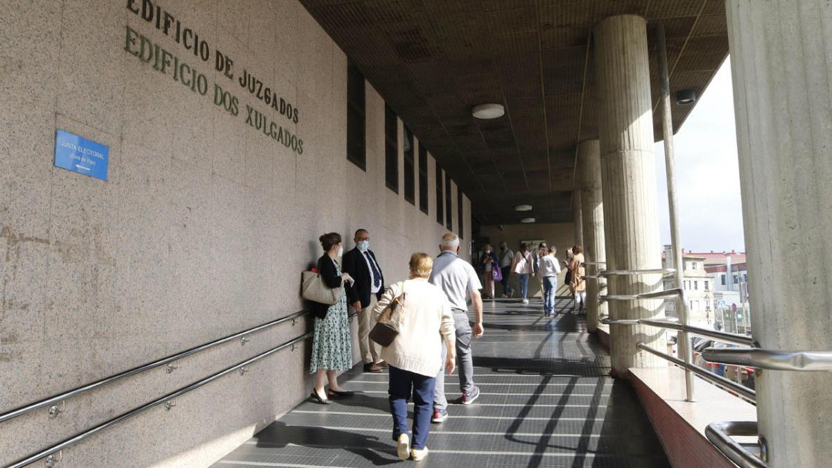 Entrada a un edificio de los juzgados de Vigo. // A. Villar