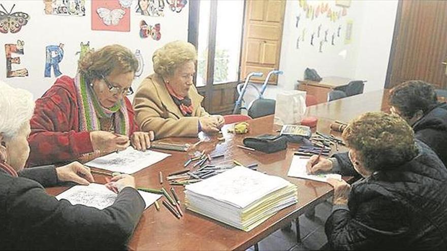 El ayuntamiento de el carpio imparte en el centro de mayores una serie de talleres de psicoestimulación