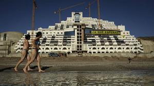 La Junta d’Andalusia comprarà els terrenys de l’Algarrobico per demolir-lo.