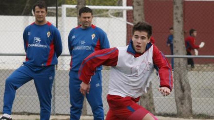 El murcianista Dani Aquino se ejercita en Cobatillas ante la atenta mirada de José González