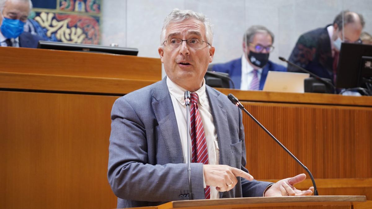 El consejero de Agricultura, Joaquín Olona, durante una comparecencia en las Cortes.