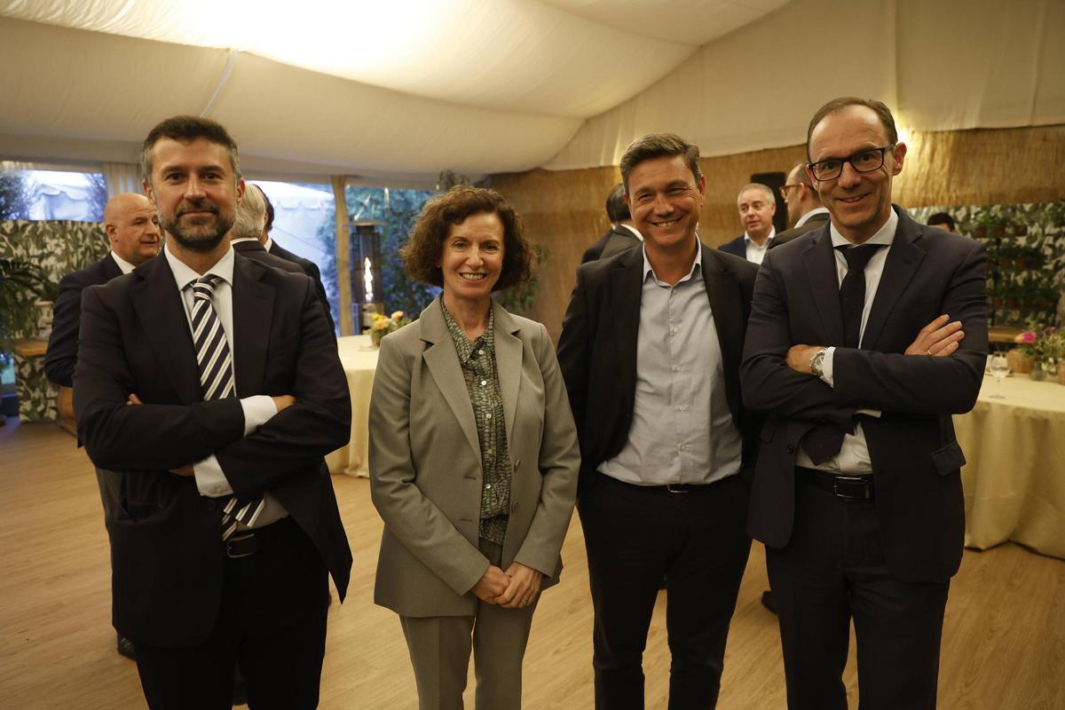 Por la izquierda, José Manuel Pérez y Yolanda Fernández, directores de Regulación y de Relaciones Institucionales de EdP; Antonio Lamuño y  Javier Vázquez, directores de Asuntos Públicos y del negocio B2B de TotalEnergies.