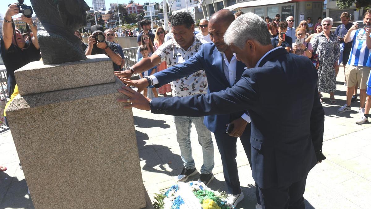 Mauro y Bebeto: ofrenda floral a Arsenio y recepción en el Concello de A Coruña