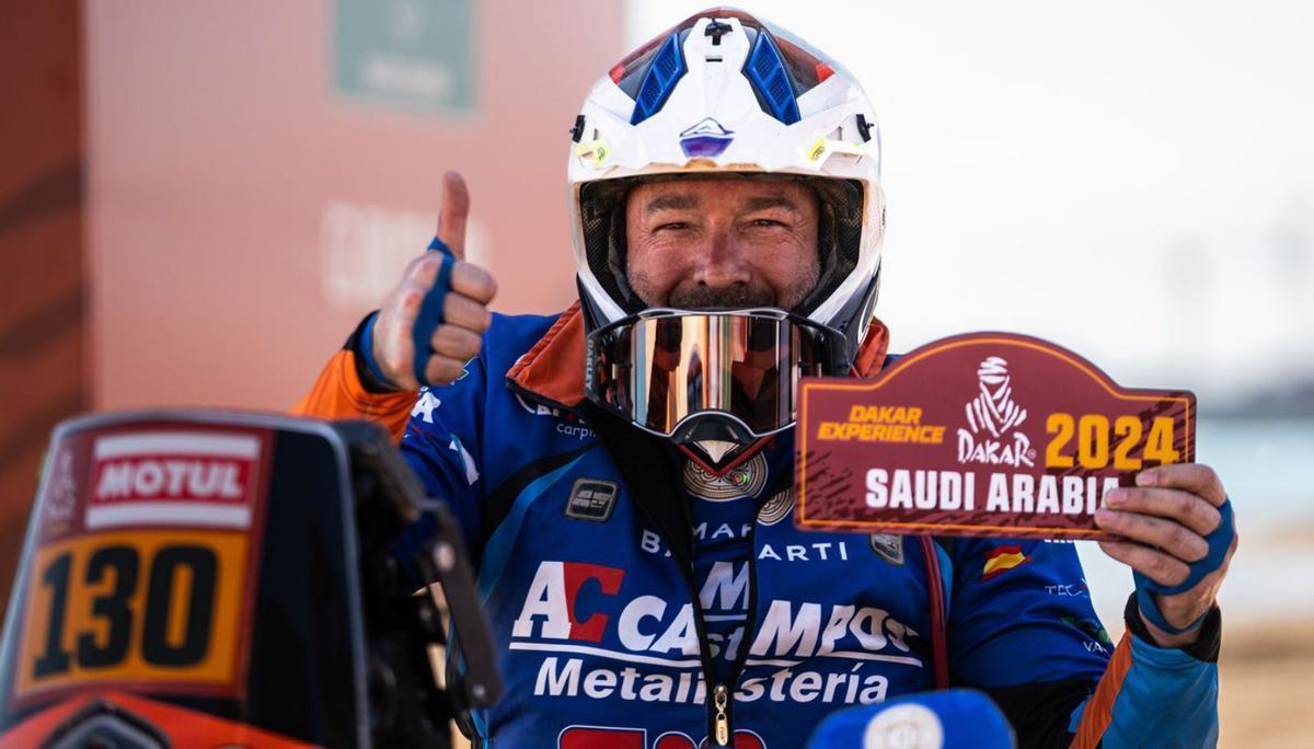 El estradense posa con su trofeo, nada más 
terminar la última etapa del Dakar 2024.