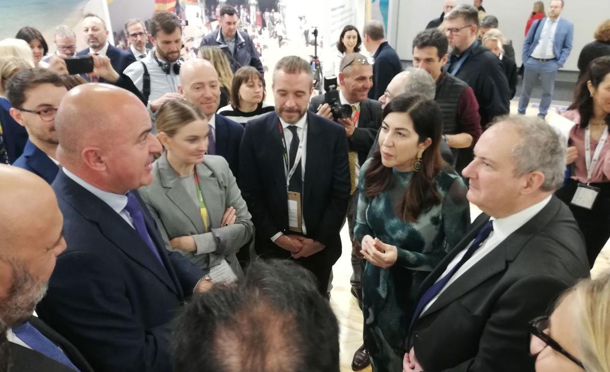 Vicent Marí habla con el ministro Jordi Hereu en presencia de Prohens y Rosana Morillo, secretaria de Estado de Turismo. | J.M.L.R.
