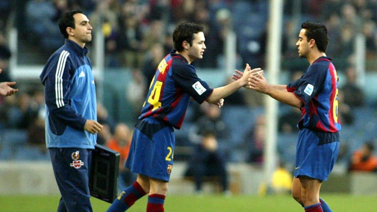 Un cambio en las filas del FC Barcelona. Iniesta entra por Xavi en un Barça-Mallorca (3-2) de la temporada 2003-04