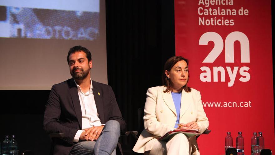 El cap de llista d&#039;ERC, Quim Ayats, i la cap de llista del PSC, Sílvia Paneque, durant el debat electoral a Girona organitzat per l&#039;Agència Catalana de Notícies, el 6 de maig