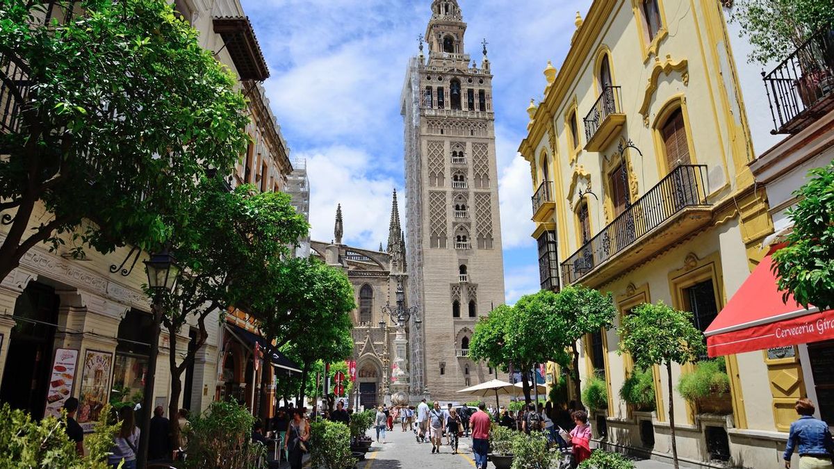 La calle en la que mejor se come de Sevilla es también la más bonita.
