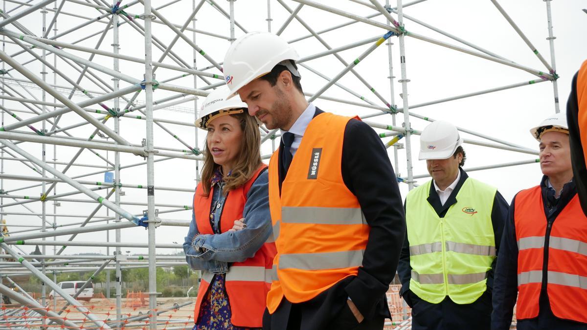 Natalia Chueca y el director general del Real Zaragoza, Fernando López, este viernes en el Parking Norte de la Expo.