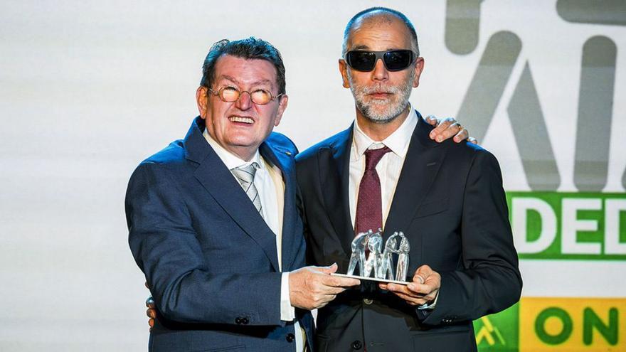 Rubén, premio a 32 años de tesón en la venta del cupón en el CHUO