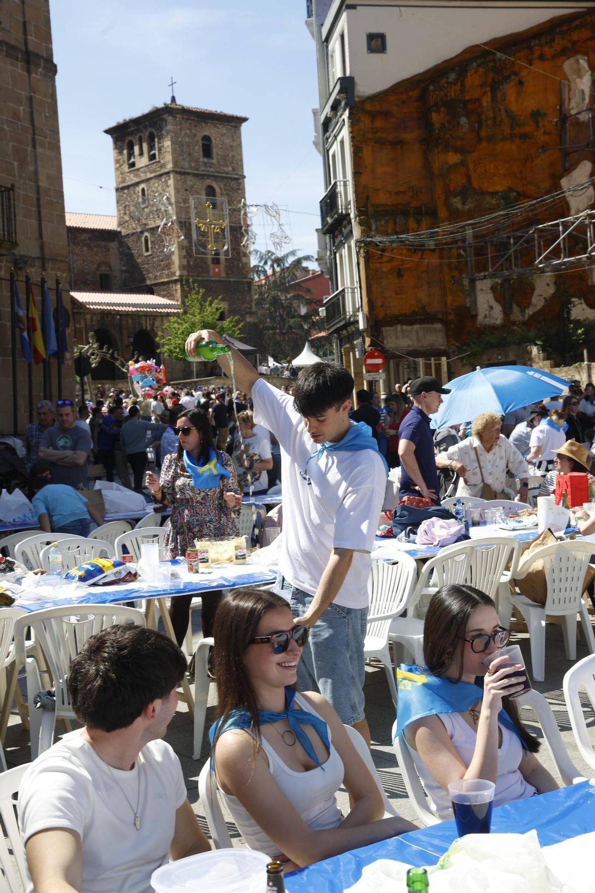 EN IMÁGENES: La multitudinaria Comida en la Calle en Avilés