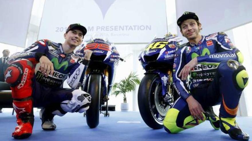 Lorenz y Rossi, con sus nuevas YZR M1, ayer en Barcelona. // A. Gea