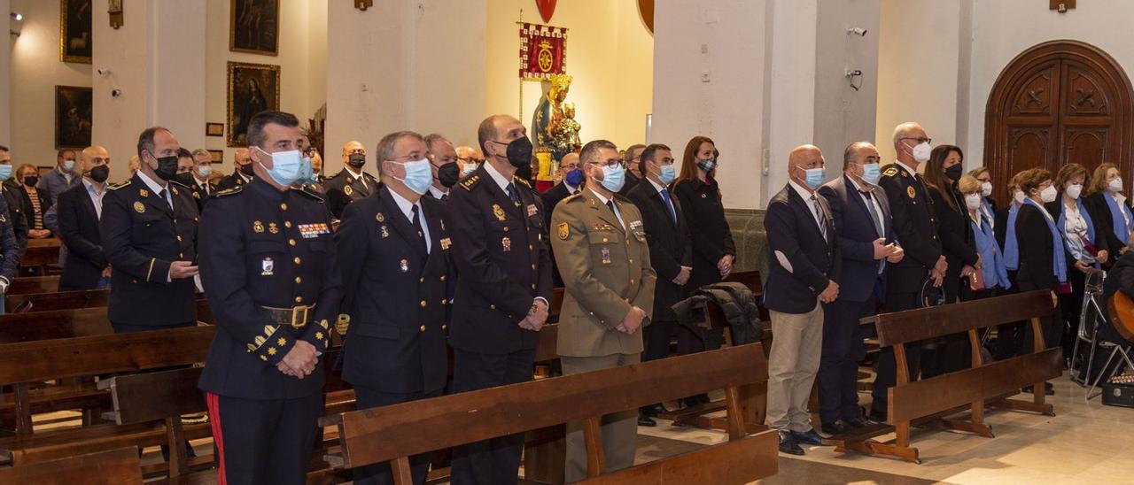 Asistentes a la Eucaristía que fue oficiada este martes en Cartagena por el patrón de lo Bomberos, San Juan de Dios. | IVÁN URQUÍZAR