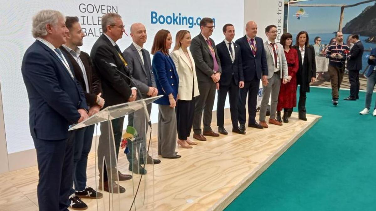 Prohens y políticos de los consells de Ibiza y Formentera, con responsables de Booking.com en Fitur.