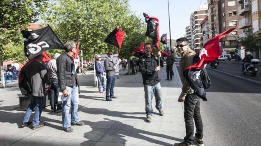 Protesta laboral Pancartas a las puertas del ADDA