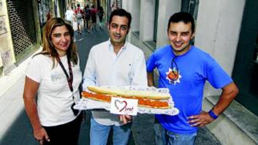 Los comerciantes de la calle Moret de Cáceres ofrece un bocadillo de 180 metros