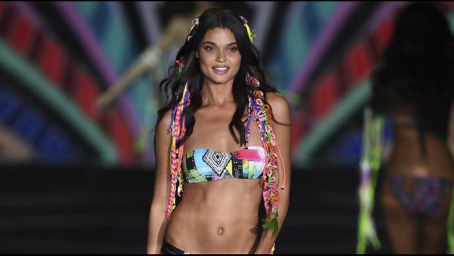 Daniela Braga desfila en Calzedonia Fashion Show