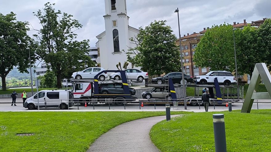 La avería de un trailer que transportaba coches a la entrada del hospital de Oviedo provoca retenciones