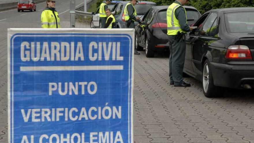 Varios agentes durante un control de alcoholemia en A Coruña.