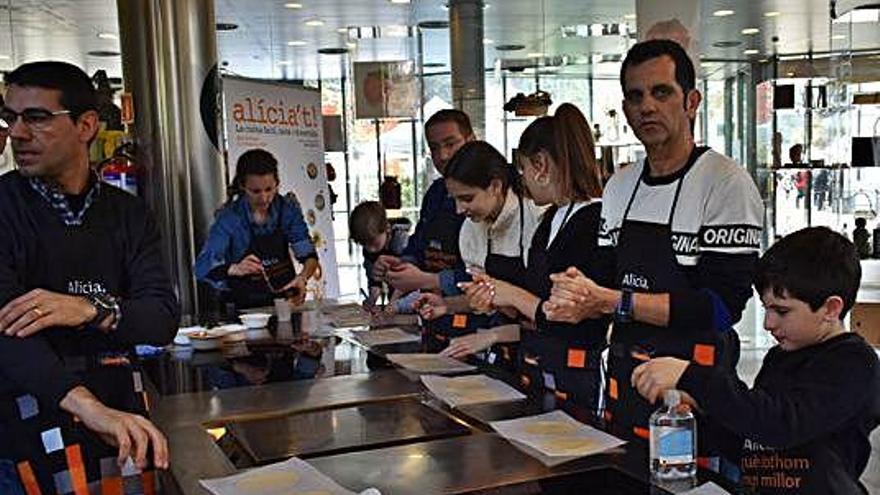 Petits i grans van participar en el taller d&#039;empanades, ahir, a la festa Alícia&#039;t