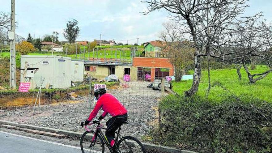 Un ciclista pasa ante una vivienda unifamiliar en construcción en San Cucao (Llanera). | LNE