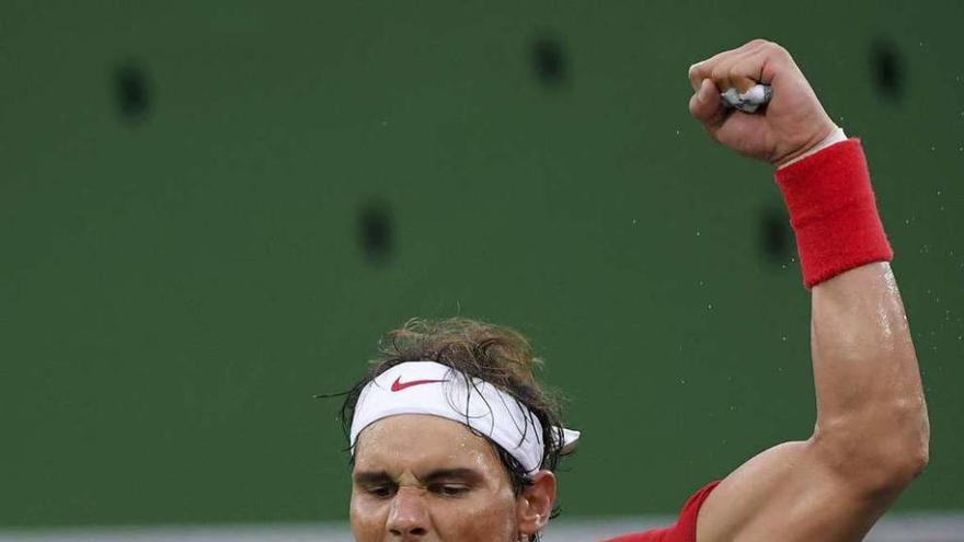 Rafa Nadal festeja su victoria de ayer ante el argentino Federico Delbonis. // Fernando Maia