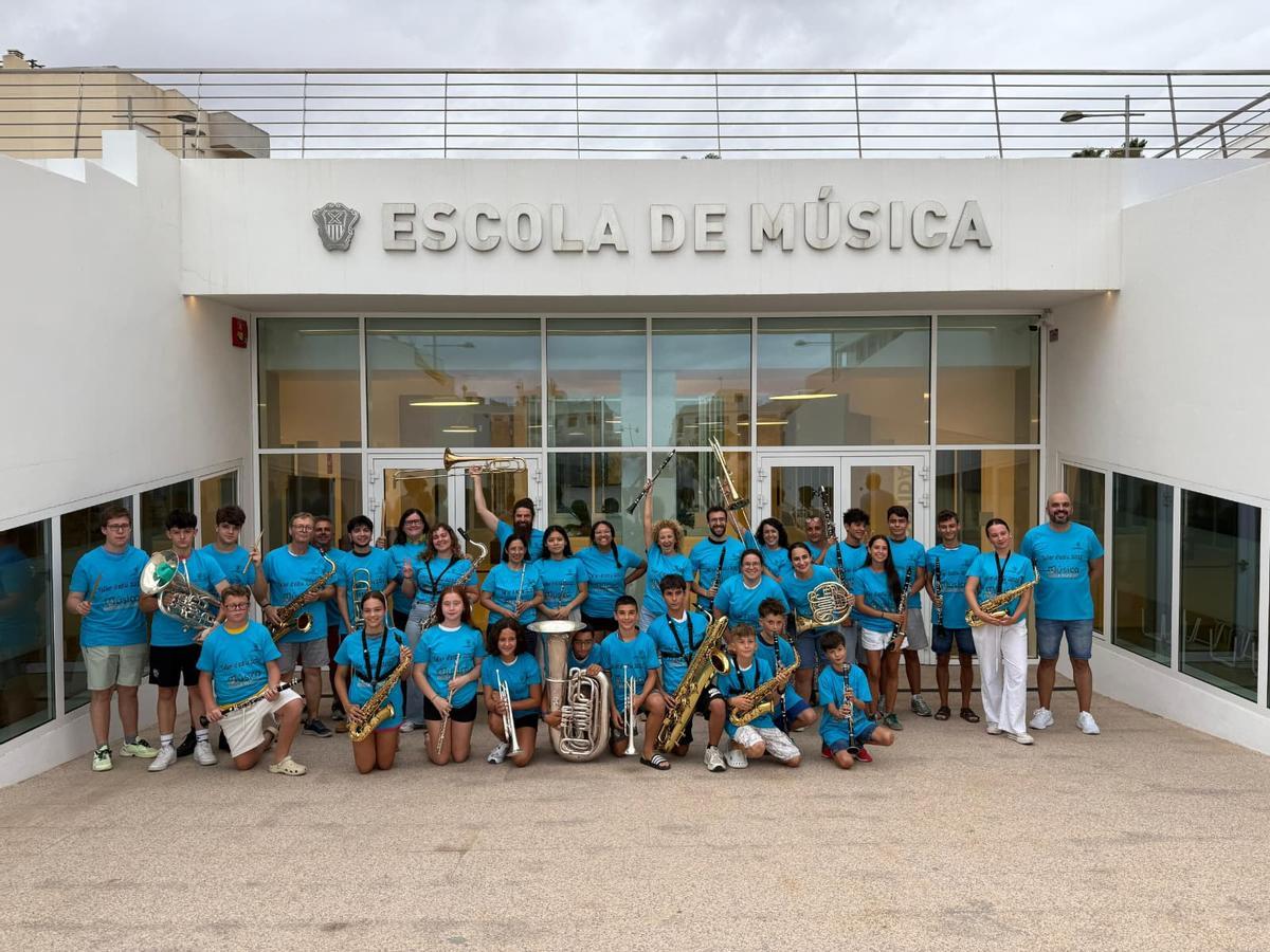 Alumnos en la entrada de la Escola de Música de Santa Eulària.