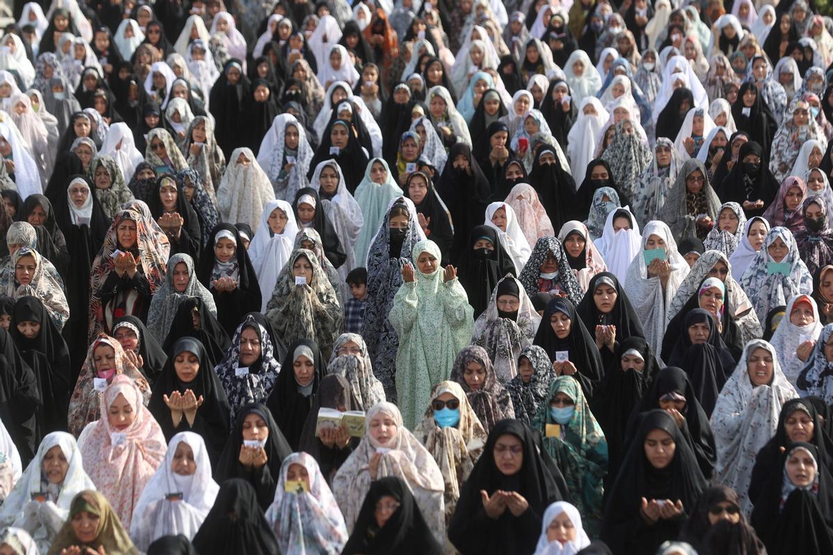 Los musulmanes celebran el fin del Ramadán. Fiesta del Eid al-Fitr en el santuario de Abdol-Azim, en Teherán (Irán).