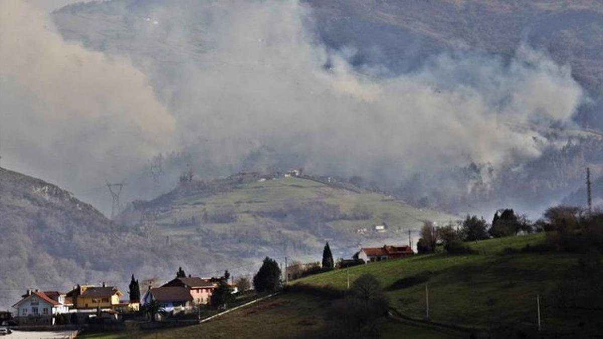 Incendios en la zona de Ribera de Arriba, en la zona central de Asturias, el pasado 28 de diciembre.