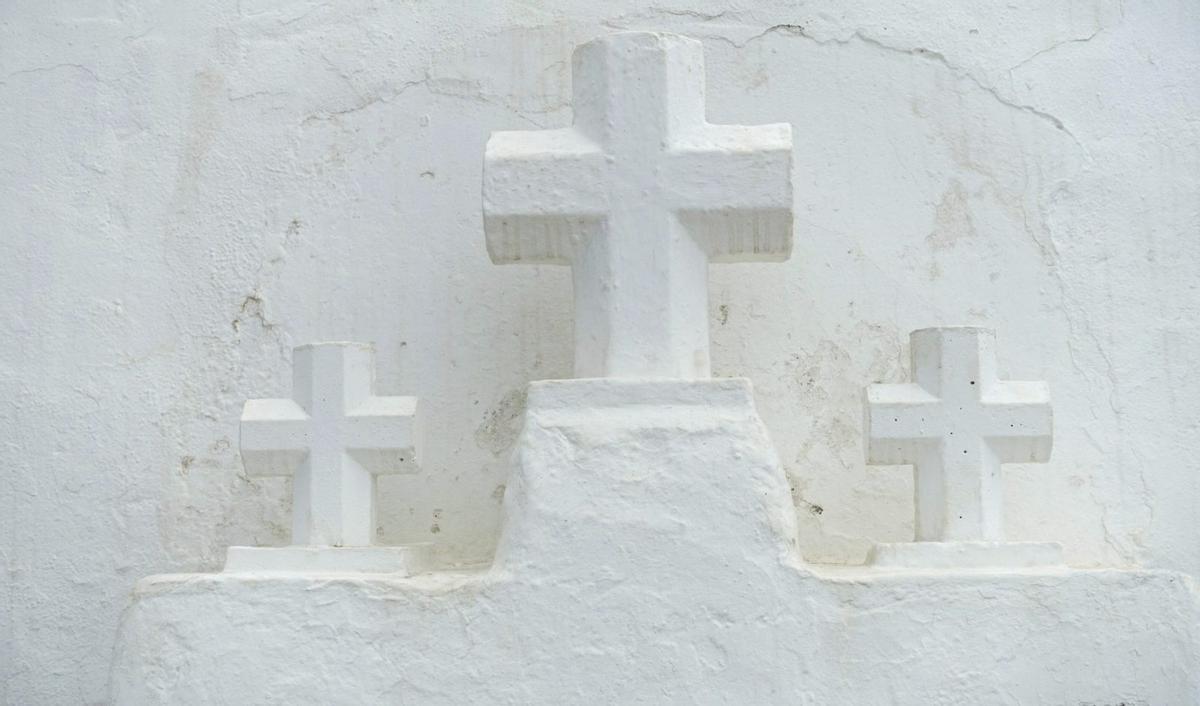 Cruces en la rampa de acceso a la iglesia de Santa Eulària.