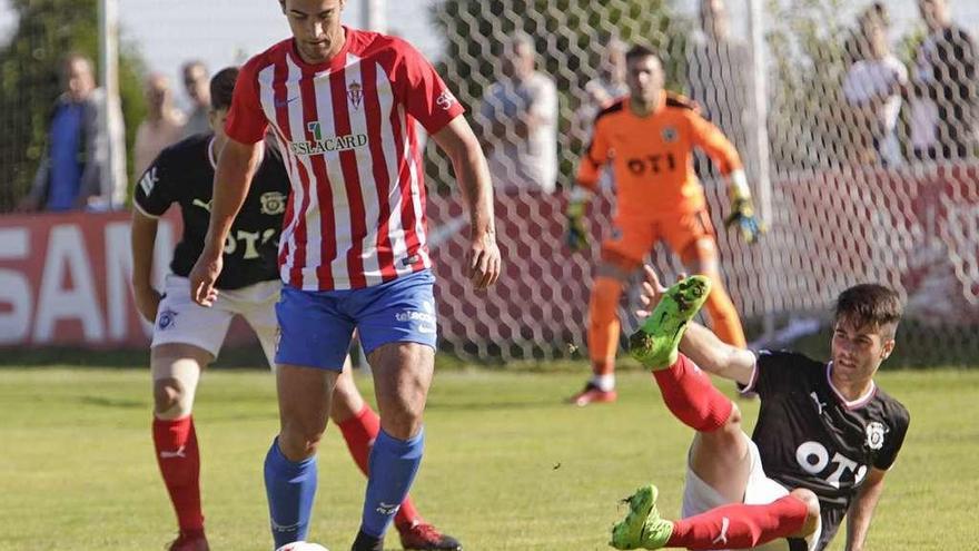 El sportinguista Claudio controla el balón de espaldas a la portería con Irazábal en el suelo y ante la presión de Julen López.