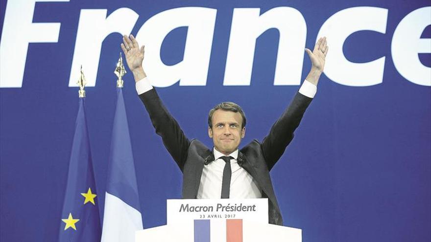 Francia se conjura contra el populismo cara al duelo entre Macron y Le Pen