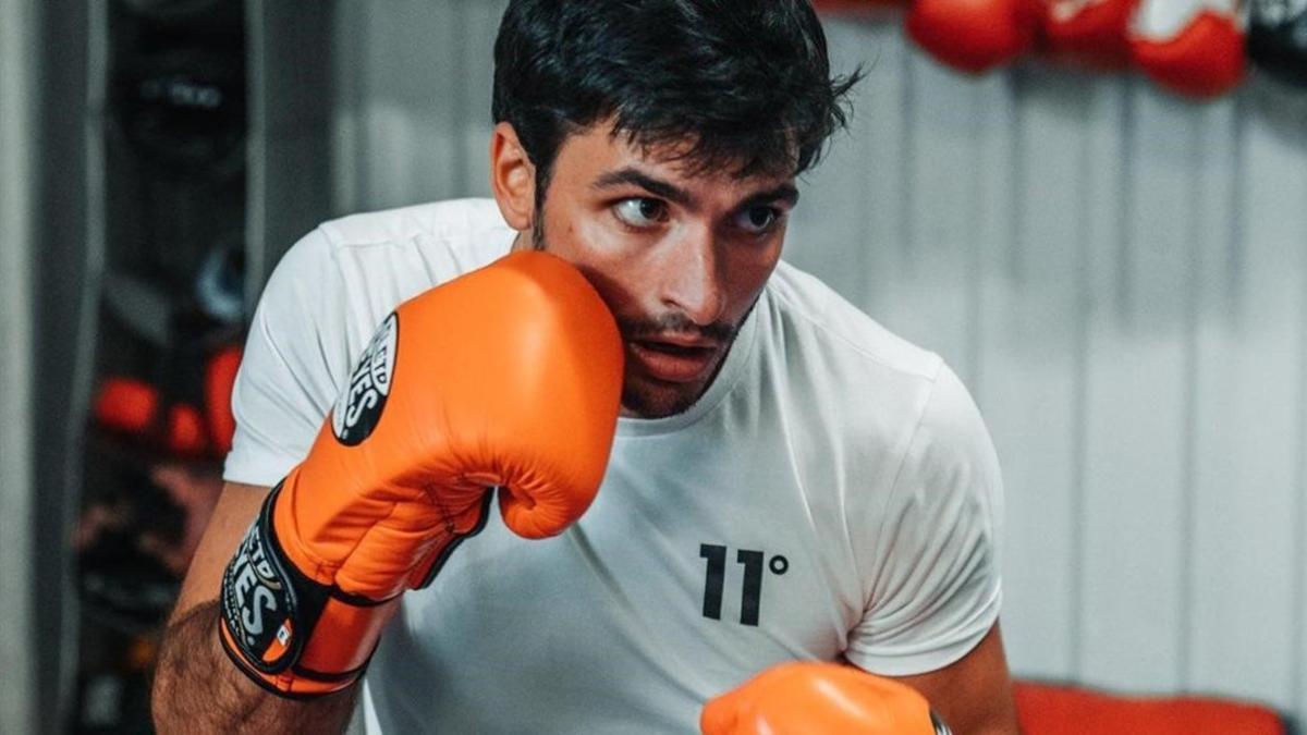 Carlos Sainz, piloto de McLaren, se entrena practicando boxeo.